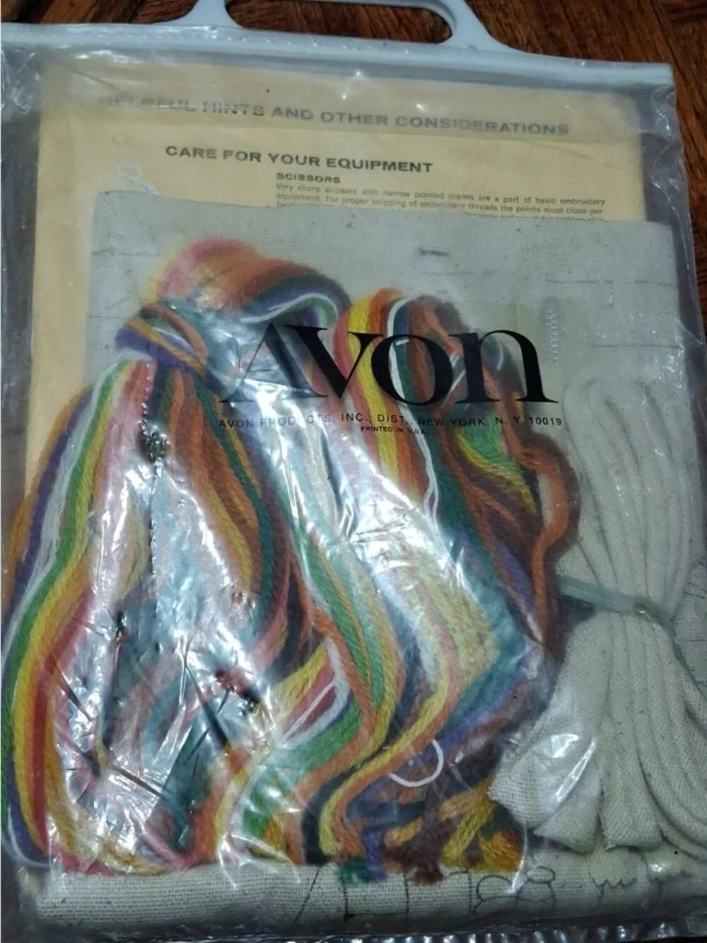 THE BEE GARDEN Crewel Embroidery Kit, Avon Creative Needlecraft, Pillow VTG